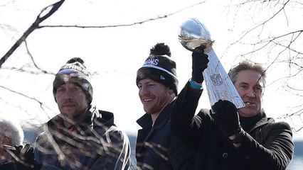 Carson Wentz, Nick Foles, hoist Lombardi Trophy on Eagles' parade route