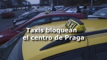 Taxis bloquean el centro de Praga contra Uber