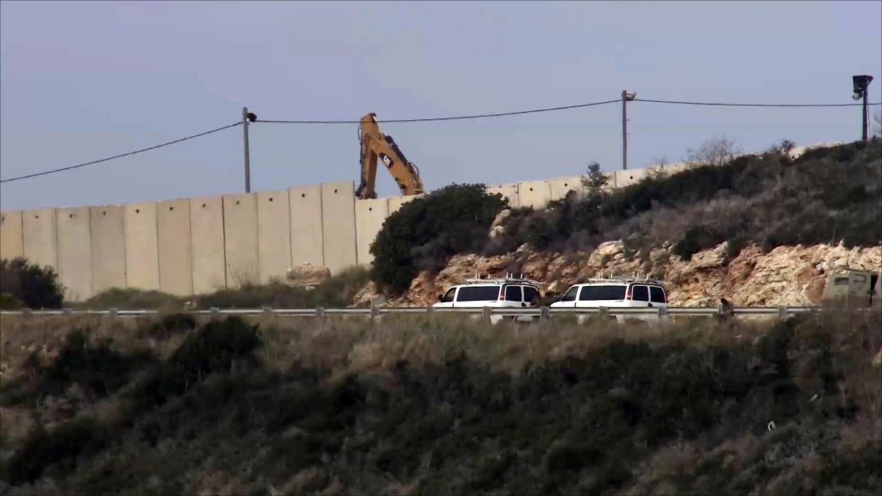إسرائيل تبني جدارا خرسانيا على حدودها مع لبنان
