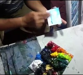 un artiste peint avec le doigt