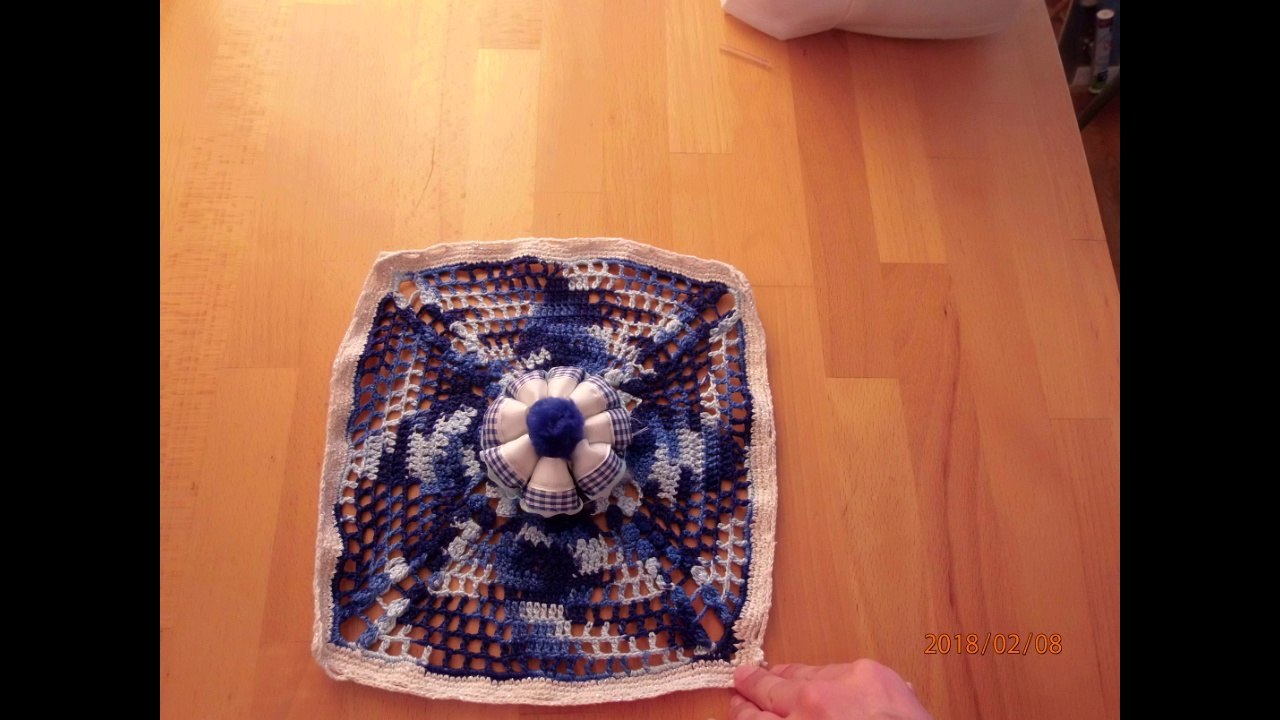 Crochet con flor mullida para colcha.