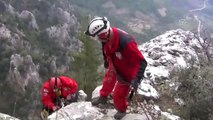 Kayalıklarda Mahsur Kalan Keçi Film Gibi Operasyonla Kurtarıldı