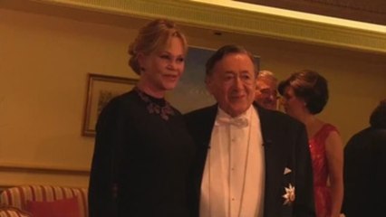 Griffith y una feminista semidesnuda brillan en el Baile de la Ópera de Viena