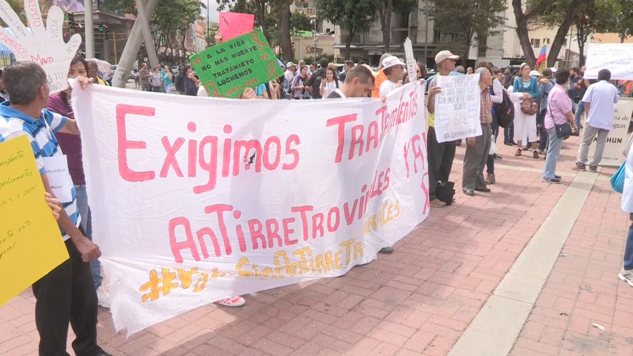 Venezolanos con enfermedades graves protestan la falta de asistencia médica
