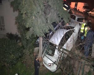 Yataktan Fırlatan Kaza! Otomobil, Çarptığı Araç ile Bahçeye Uçtu