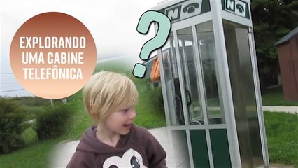 Explicando sobre um orelhão para seus filhos