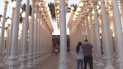 Los Ángeles celebra diez años de brillo de "Urban Light"