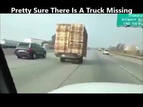 Une remorque avance seule sans camion ni chauffeur, au milieu de l'autoroute