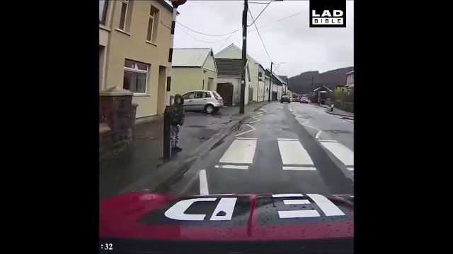 Quand un gamin te fait croire qu'il va traverser et te fait un gros doigt...