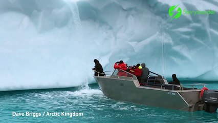 Ils recueillent l'eau la plus pure du monde sur une chute d'eau d'iceberg