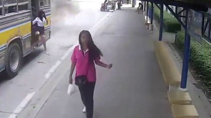 Une femme descend d’un bus quand il repart mais ce n’était pas une bonne idée