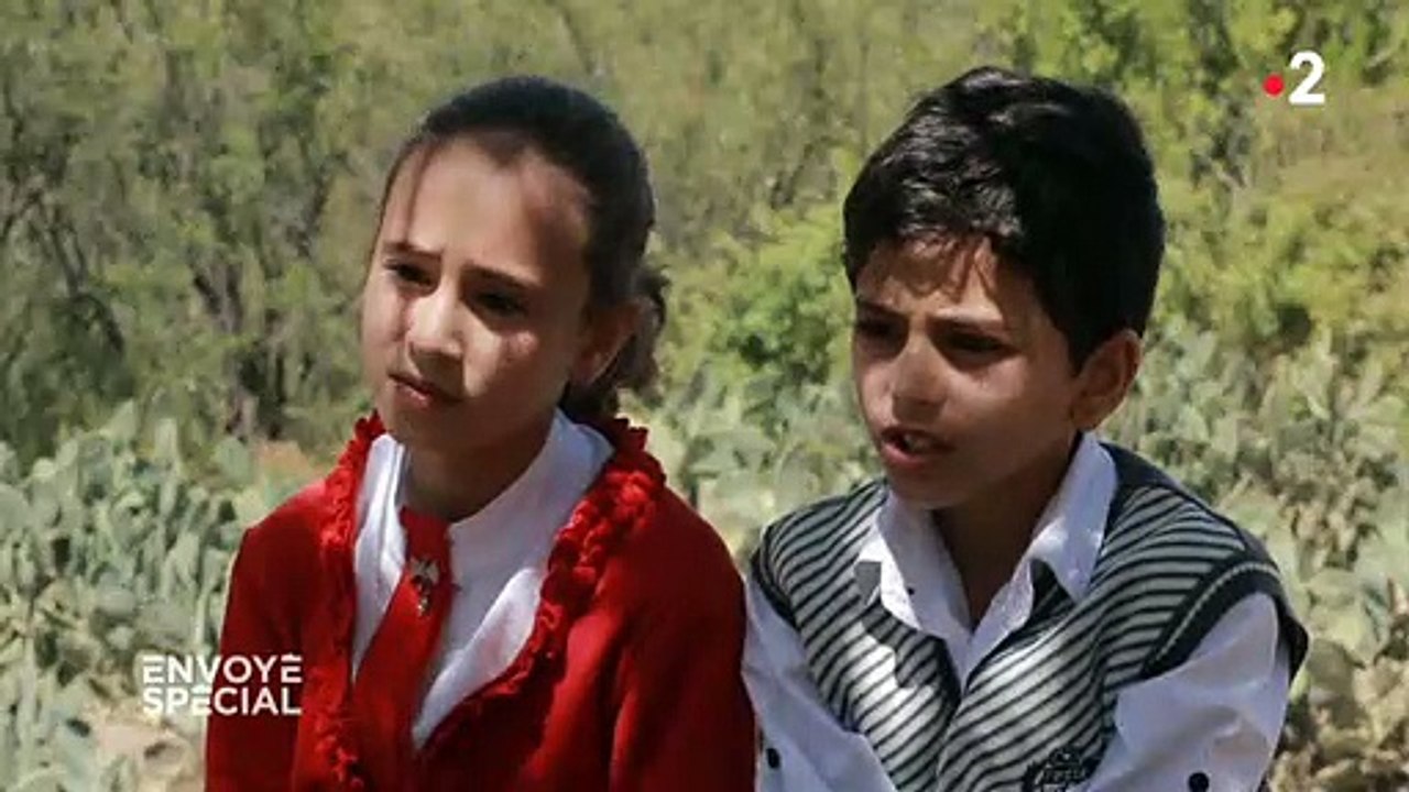 L'incroyable témoignage de cette fillette de 4ans qui a perdu toute sa famille après le bombardement de sa maison - Regardez