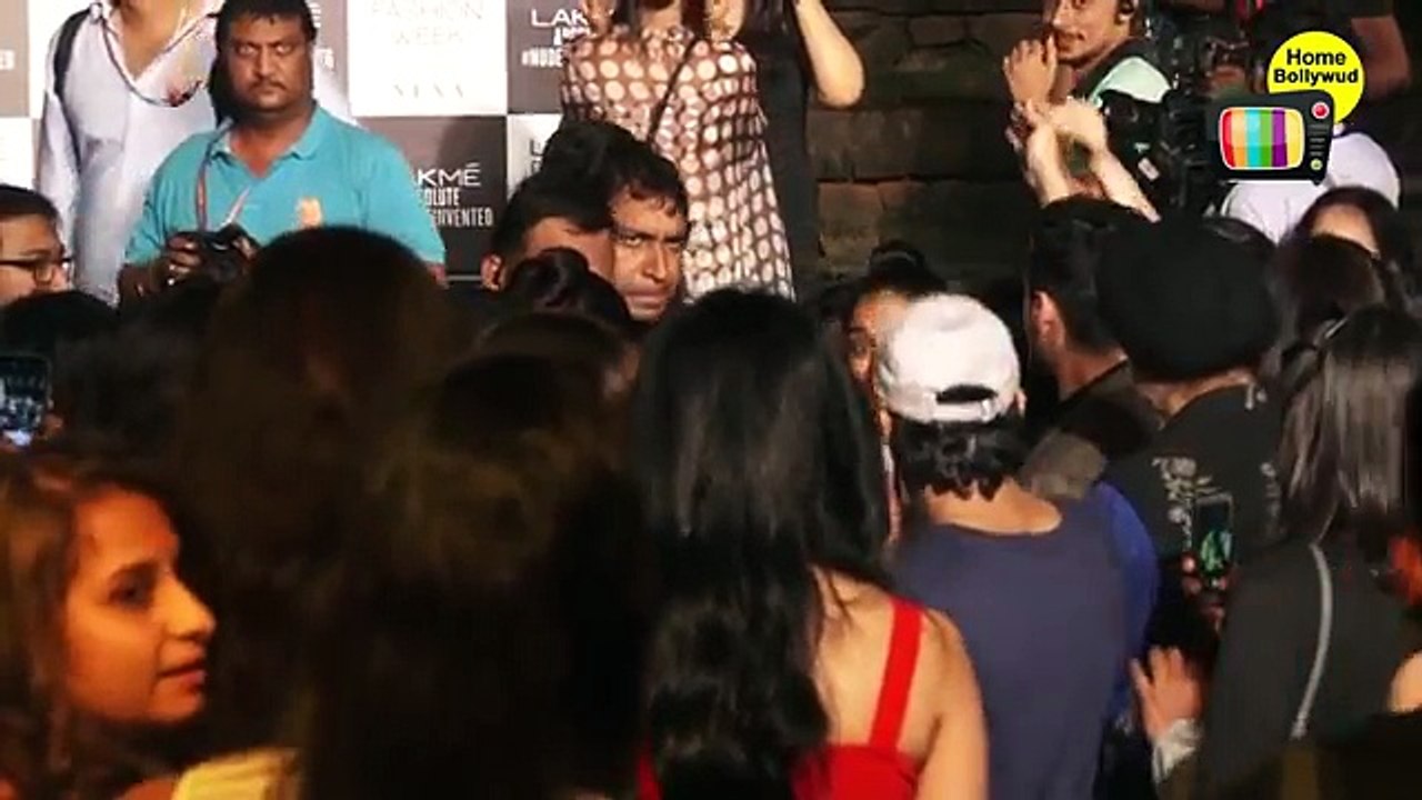 Sridevi SHOUTS At Daughter Jhanvi Kapoor Publicly At Lakme Fashion Week 2018 !!