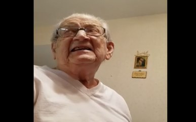 Ce papi apprend qu'il a 98 ans, sa réaction est géniale !