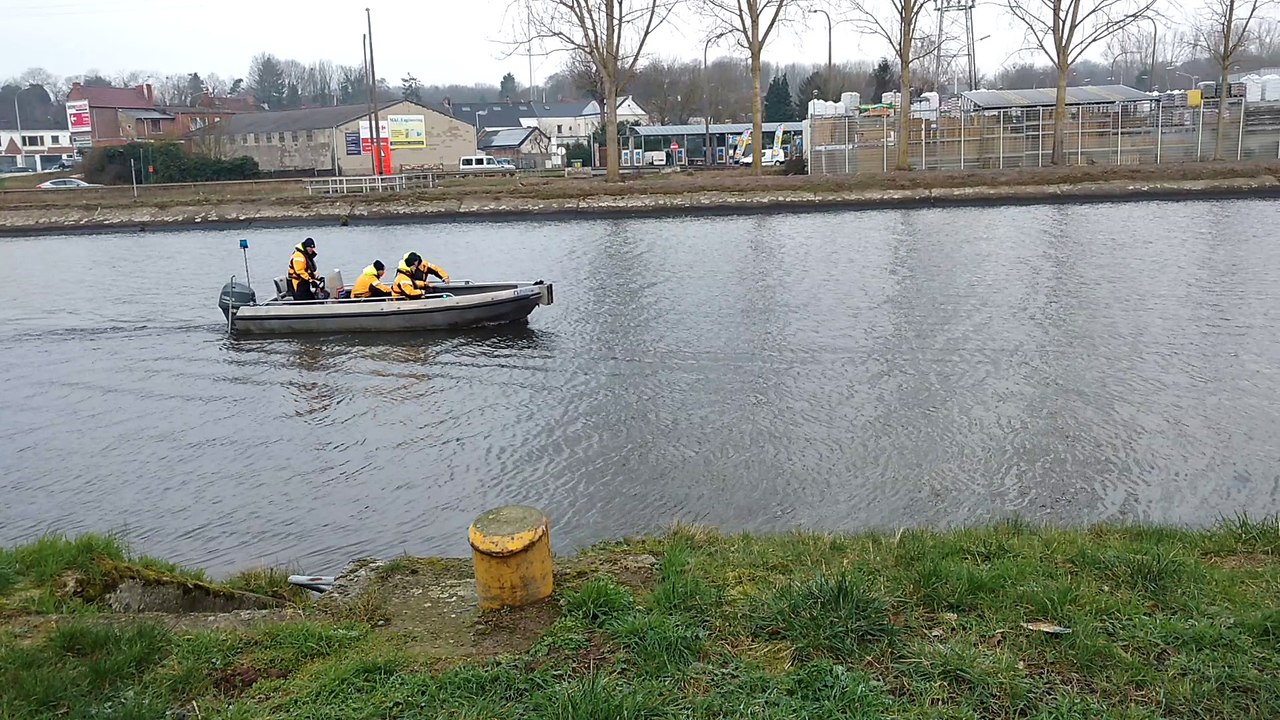 Fouilles dans le canal Nimy-Blaton