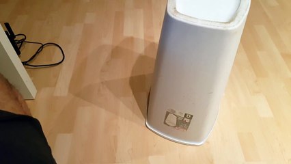 un chaton fait bouger une poubelle de façon démoniaque !