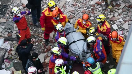 Séisme à Taïwan: des secouristes trouvent deux autres corps