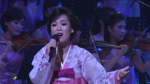북한 예술단 첫 공연...객석과 무대가 하나로 / YTN