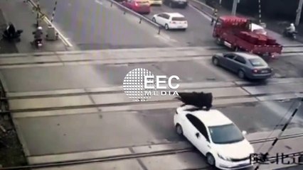 The bull failed to jump on a car !