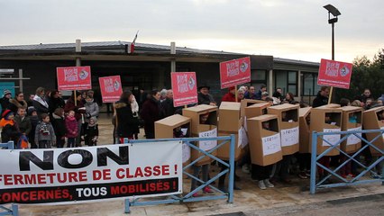 Manifestation contre les fermetures de classes à Confolens