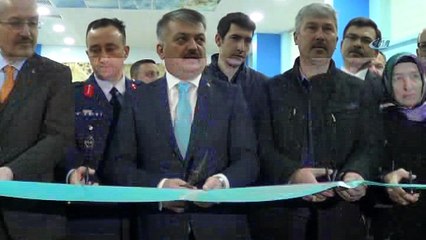 Kütüphaneye şehit oğlunun adı verilen aile gözyaşlarına boğuldu