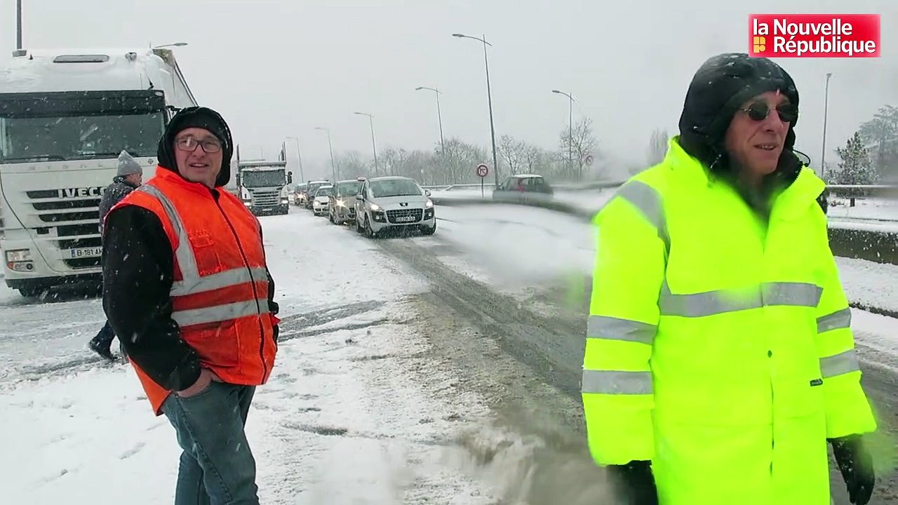 VIDEO . Blois : le pont Charles de Gaulle paralysé par la neige
