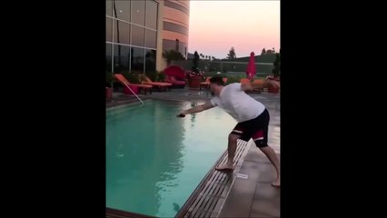 Son pote lui fait une sale blague avec son téléphone... Chaud