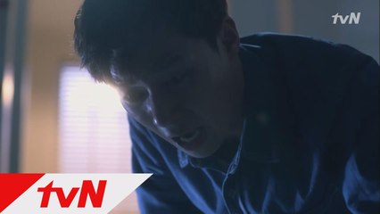 위험에 처한 지연(엄정화)를 구출해 내는 동하(박서준)