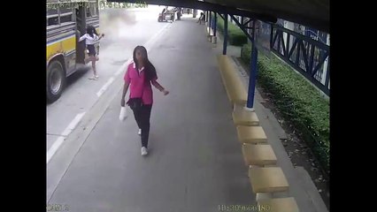 Thaïlande : une jeune fille descend d’un bus en marche, très mauvaise idée…