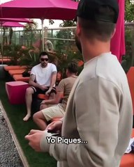 Il sauve de justesse son téléphone balancé dans la piscine par son pote