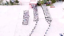Mersin Öğrenciler Türk askerine destek için bedenleriyle ay ve yıldız yaptı