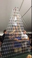 Pyramide géante de gobelets en plastique