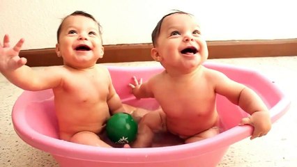 Twin Baby Bathtime - Babies discover the Bath for the first time