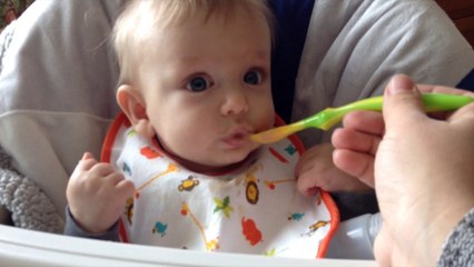 FEEDING YOUR BABY SOLID FOOD  - LIFE WITH KIDS