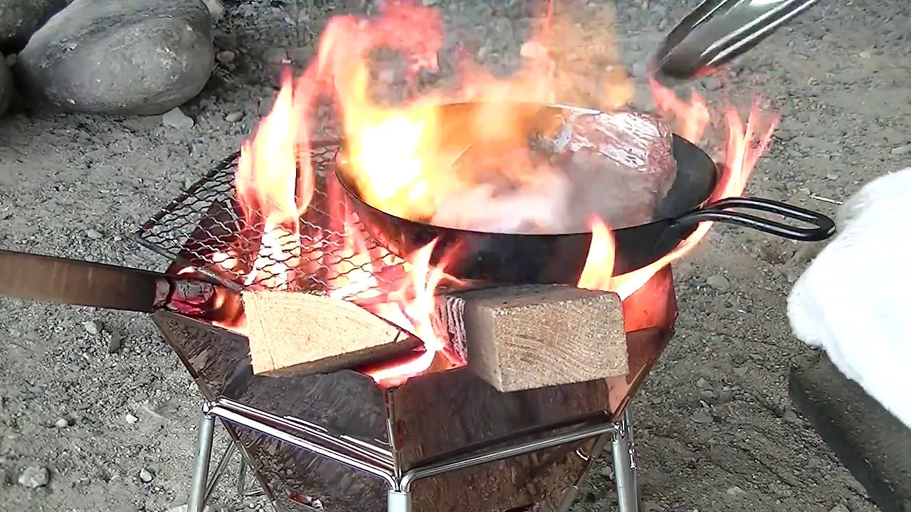 キャプテンスタッグ　ヘキサステンレスファイアグリルで焚き火　馬見ヶ崎川　ステーキ編