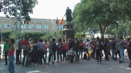 La odisea de los venezolanos que esperan en Cúcuta dinero del exterior