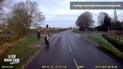 Quand les enfants traversent n'importe ou et risquent leur vie... Compilation de Dash Cam