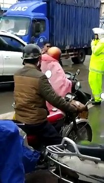 Ce policier pense etre face à un champion de karaté... Pas sur en fait!