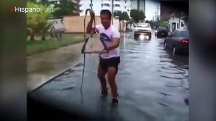 Surfista de calle después de lluvias