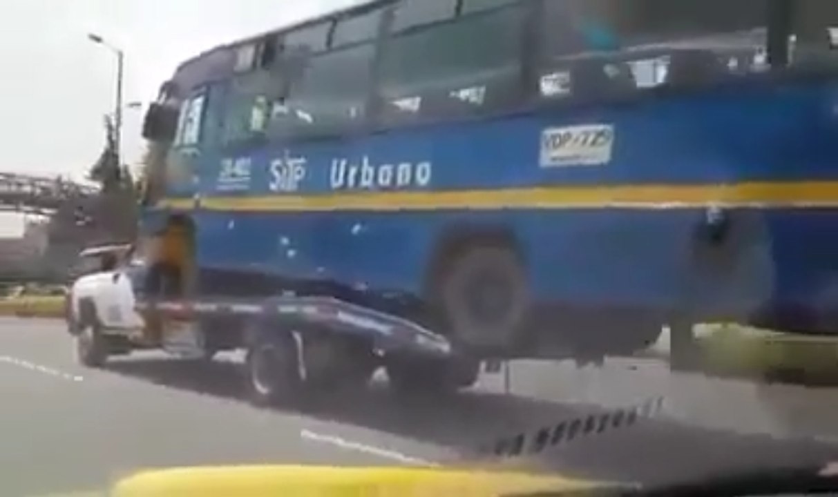 Un remorqueur pour voiture remorque un bus