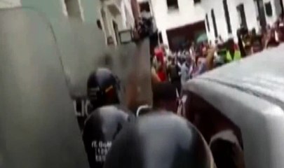 Lanzan huevos al ex líder de la guerrilla de las FARC