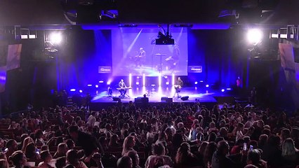 La tournée de calins de Claudio Capéo en plein concert !