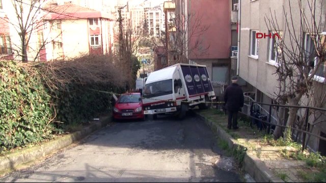 Yokuş aşağı kaydı! Otomobile ve bahçe duvarına çarptı