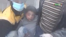 شاهد انقاذ أطفال من تحت الأنقاض خلال قصف الجيش السوري لمدن الغوطة