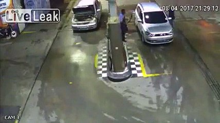 Une voiture GPL explose dans une station service... Impressionnant