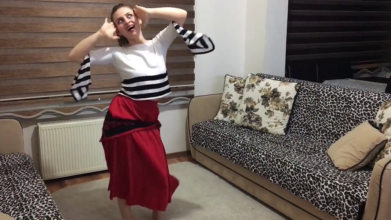 Ağır roman gaydası ile nazlı nazlı oynayan kız