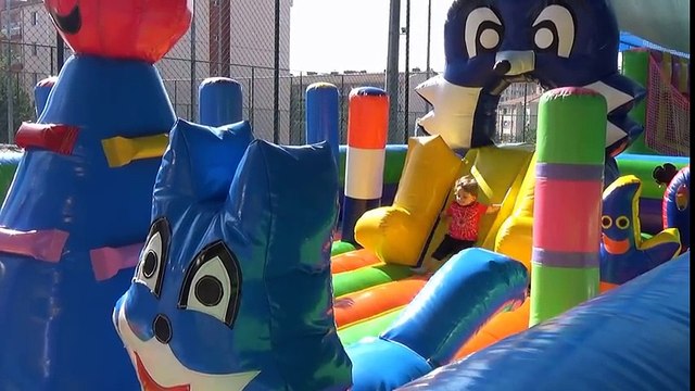 Trombolinli Şişme Oyun Parkı Eğlencesi | Oyun Alanında Kaydıraklı Eğlence