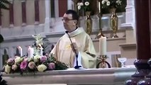 Padre Ray Kelly sorprende cantando Allelujah en una boda (Subtítulos en español)