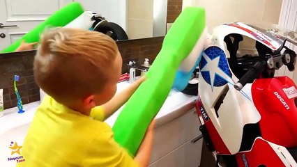 عجلات على الدراجة أغنية ملعب مضحك للأطفال جوني ينظف الدراجة