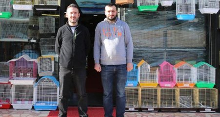 Petshop'a Asılan Sevgililer Günü Kampanya Afişi Görenleri Hayrete Düşürdü